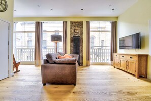 Apartamento Confort, vistas a la ciudad | Zona de estar | Una televisión LCD