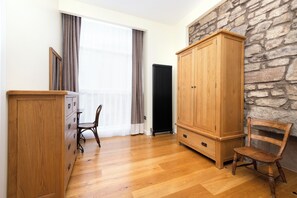 Comfort Apartment, City View | 1 bedroom, iron/ironing board, free WiFi, bed sheets - Stunning flat near St. Giles' Cathedral (Edinburgh)