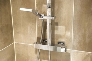 Comfort-Apartment, Stadtblick | Badezimmer