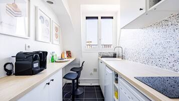 Een koelkast, een microgolfoven, een vaatwasser