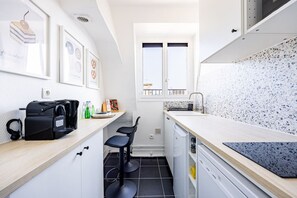 Réfrigérateur, four à micro-ondes, lave-vaisselle, cafetiÚre-théiÚre