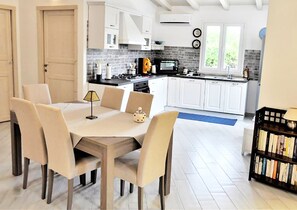 Fridge, oven, stovetop, dishwasher - SMALL PARADISE VACATION HOME 2 BEDROOMS SLEEPS 6 2 BATHROOMS KITCHEN (Palermo)