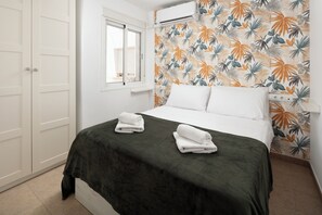 2 bedrooms, iron/ironing board, WiFi, bed sheets