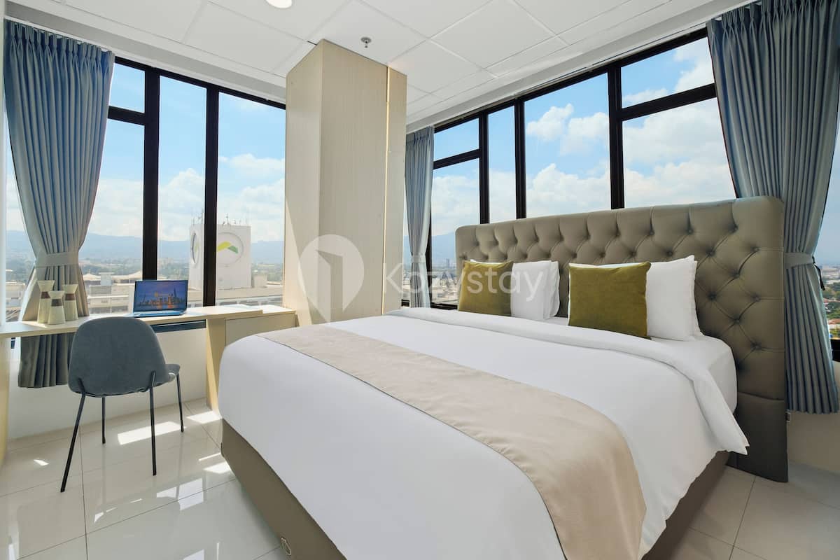 Departamento, 1 habitación, vista a la ciudad | 2 habitaciones y espacio para trabajar con laptop