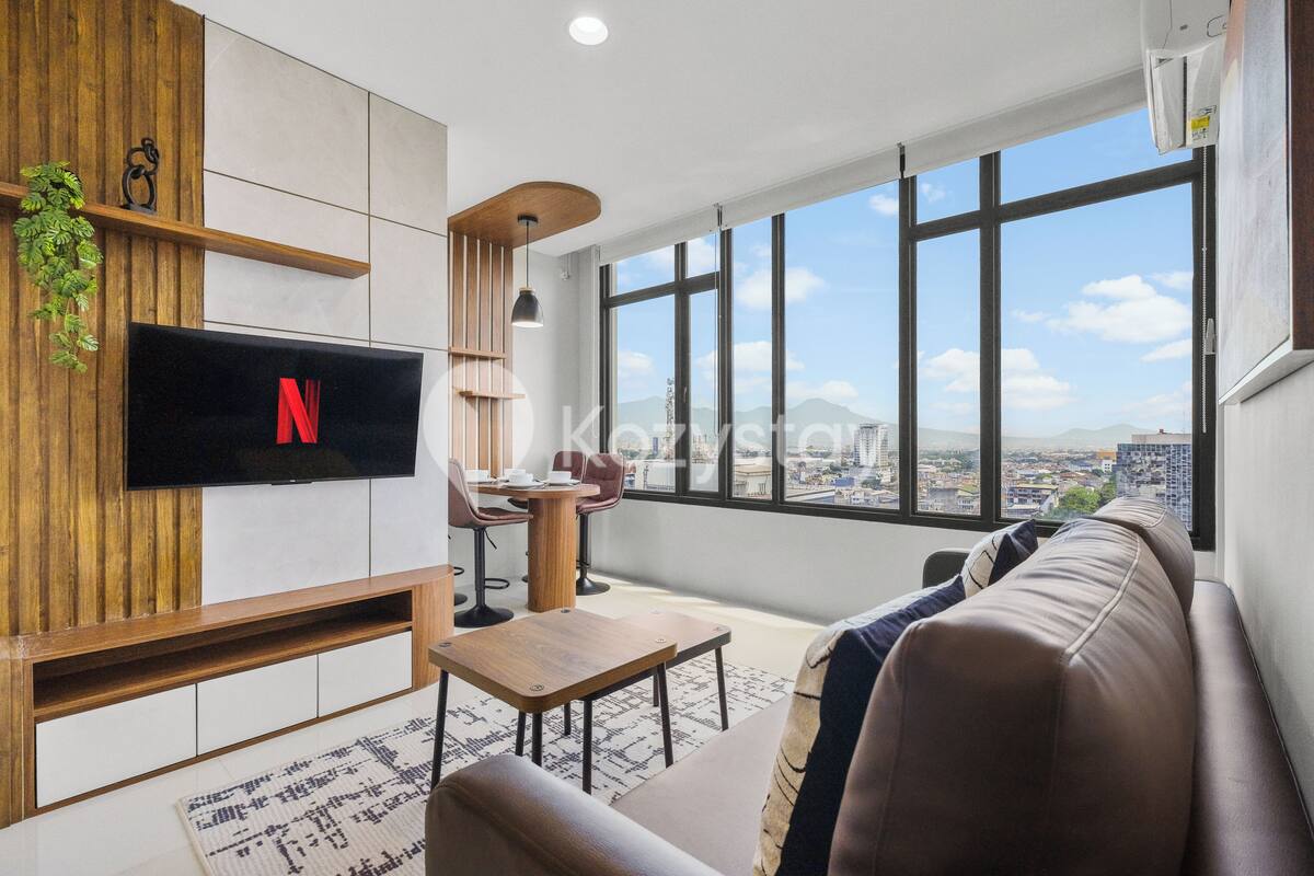 Apartamento, 2 habitaciones, vistas a la ciudad | Sala de estar | Smart TV de 43 pulgadas con canales por cable, Netflix