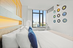 Appartement, 2 slaapkamers, uitzicht op stad | Een bureau, een laptopwerkplek, een strijkplank/strijkijzer, gratis wifi