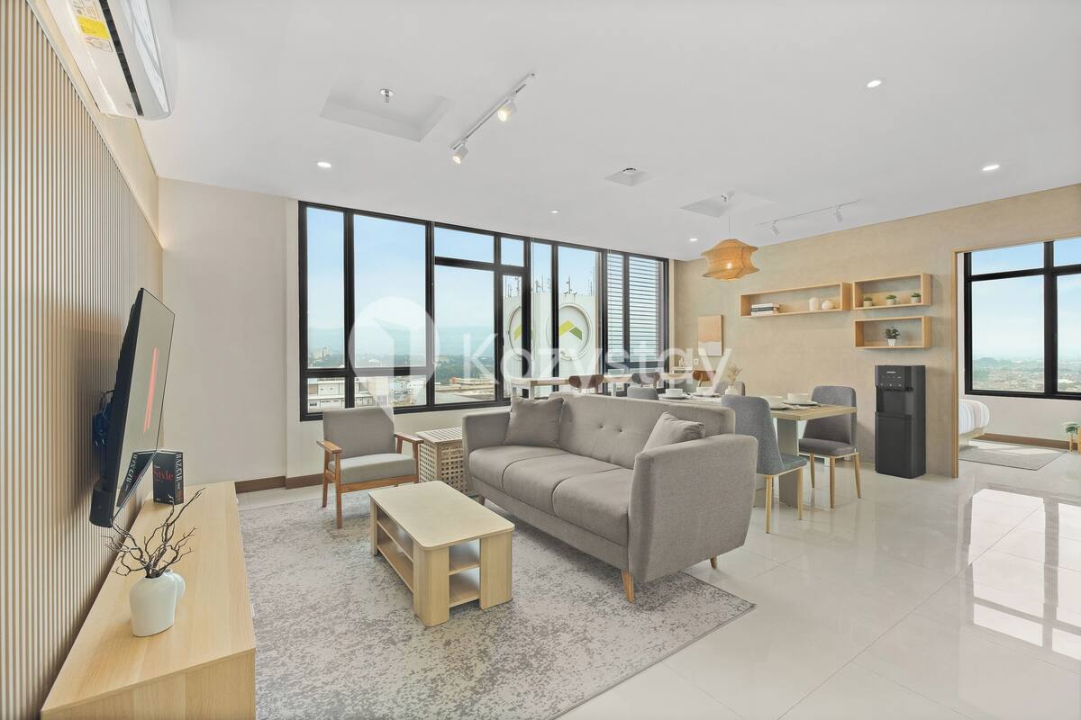Apartamento, 2 habitaciones, vistas a la ciudad | Sala de estar | Smart TV de 43 pulgadas con canales por cable, Netflix