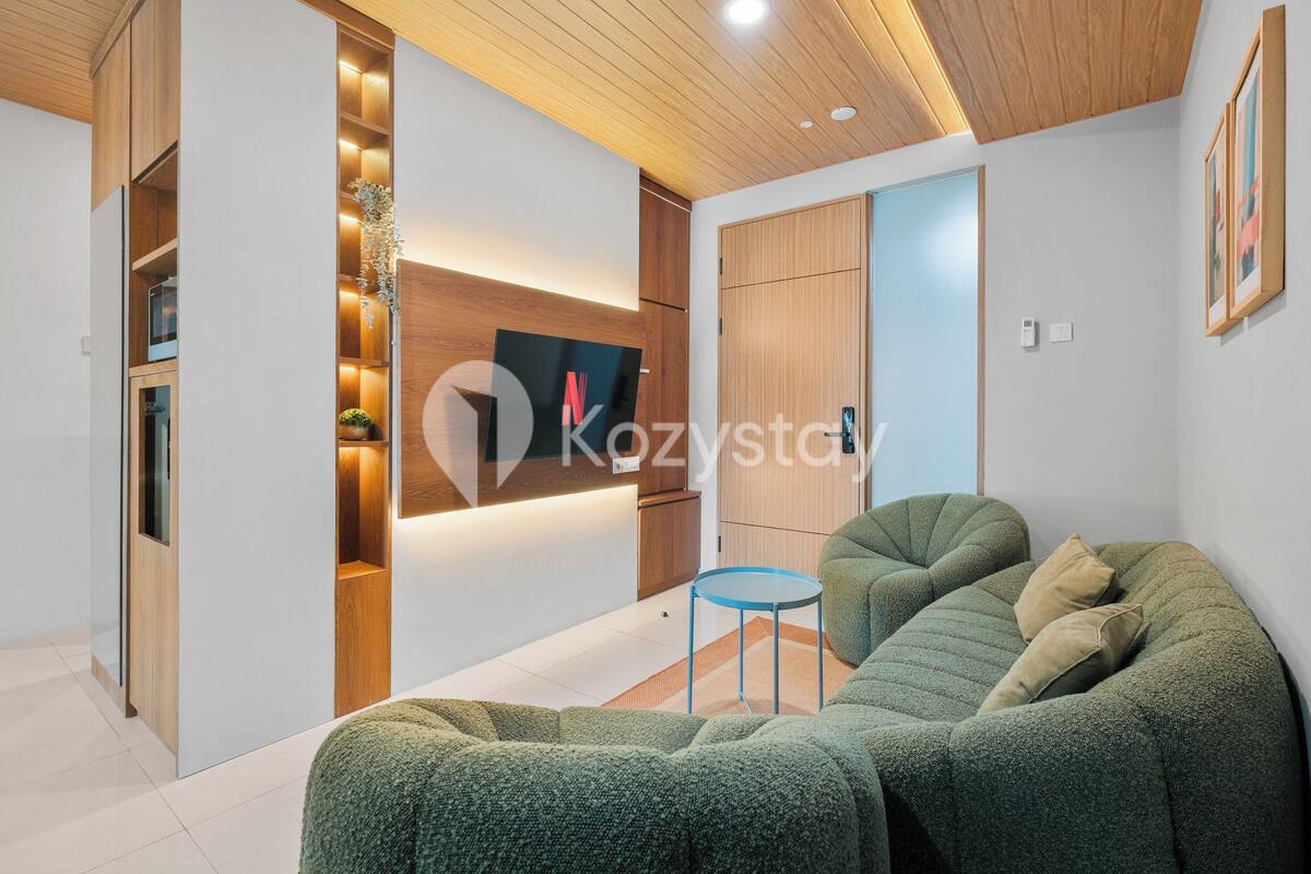 Apartamento, 2 habitaciones, vistas a la ciudad | Sala de estar | Smart TV de 43 pulgadas con canales por cable, Netflix