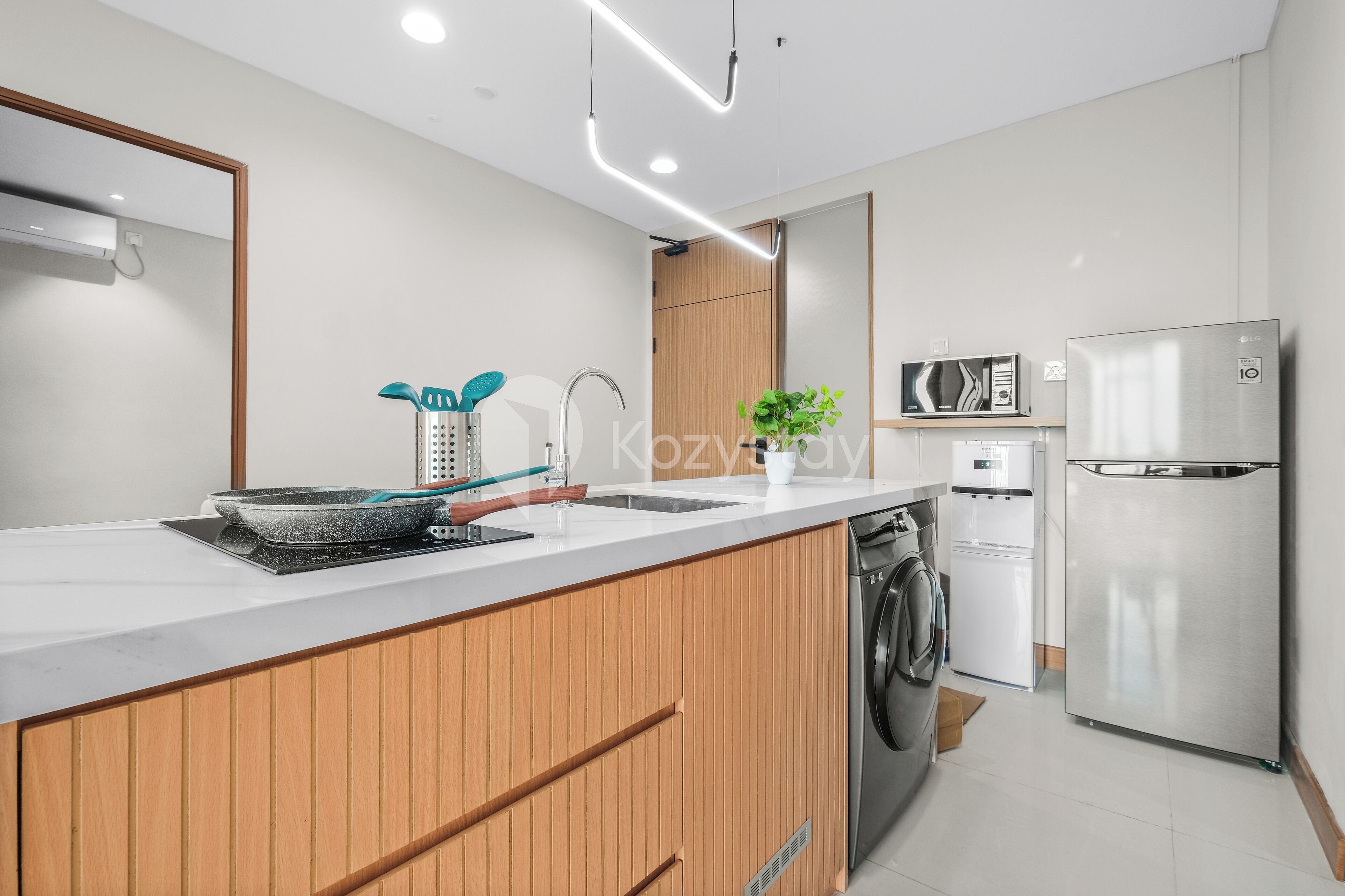 Una cucina moderna con isola in legno, elettrodomestici in acciaio inossidabile e forno a microonde integrato.