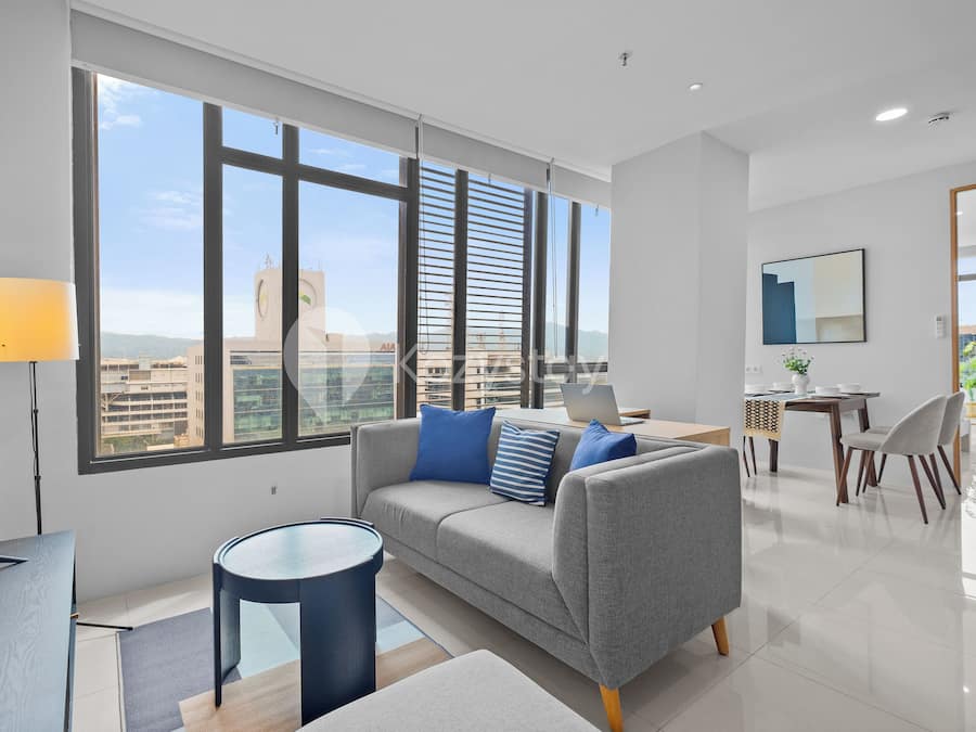 Apartamento, 2 quartos, vista para a cidade | Área de estar | Smart TV 43 polegadas com canais a cabo, Netflix, serviços de streaming