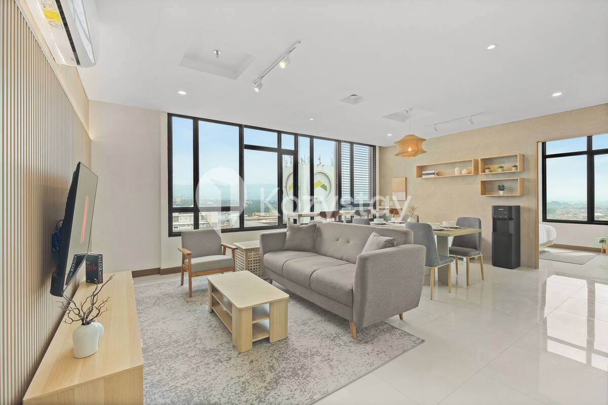 Apartamento, 2 habitaciones, vistas a la ciudad | Sala de estar | Smart TV de 43 pulgadas con canales por cable, Netflix