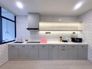 Geladeira, micro-ondas, cooktop, chaleira elétrica