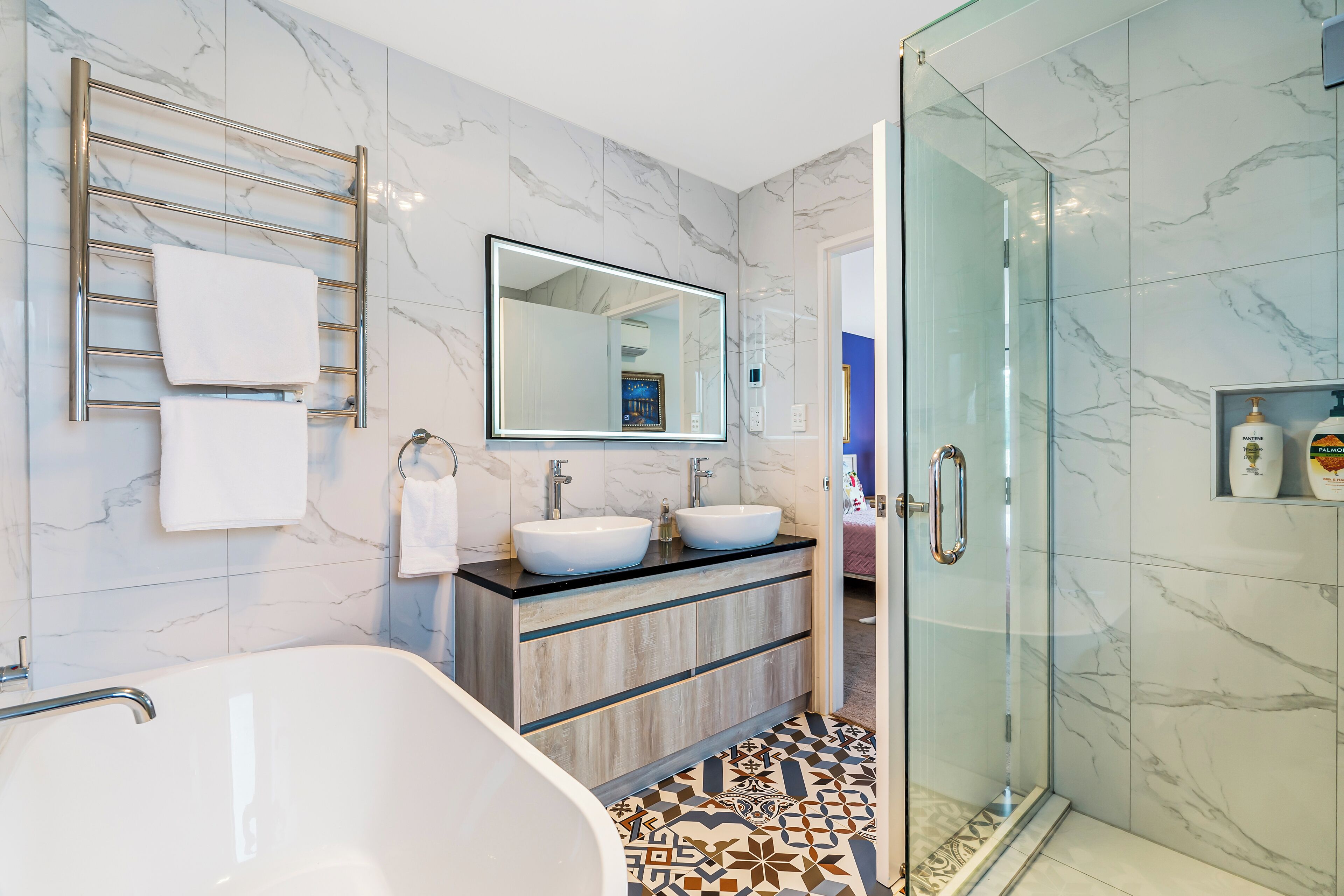 Douche, articles de toilette écologiques, sèche-cheveux, bidet