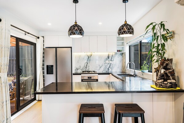 Réfrigérateur, four à micro-ondes, un four, surface de cuisson