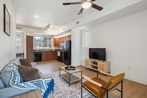 Apartamento Deluxe, 1 habitación | Zona de estar | Smart TV de 42 pulgadas con canales digitales, además de Netflix, Hulu