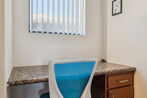 1 habitación, escritorio y espacio para trabajar con laptop 