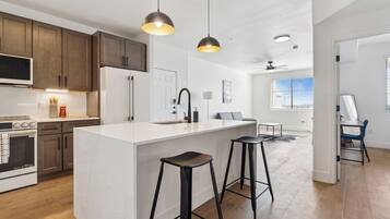 Apartamento Deluxe, 1 habitación | Cocina privada | Frigorífico, microondas, horno y placa de cocina