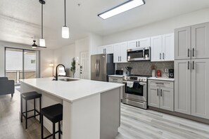 Deluxe Apartment, 2 Bedrooms | Private kitchen