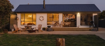 Lobster Pot Cabin, Beachfront Escape - Coles Bay