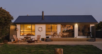Lobster Pot Cabin, Beachfront Escape - Coles Bay