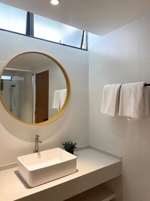 Douche, sèche-cheveux, bidet, serviettes fournies