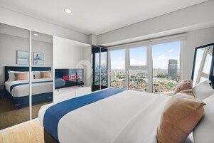Apartamento, 2 quartos, vista para a cidade | Escrivaninha, espaço de trabalho para notebook