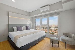 Desk, laptop workspace, iron/ironing board, free WiFi - Magnolia Aparthotel by Kozystay - Kebon Jeruk (Jakarta)