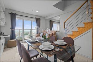 Apartamento, 2 quartos, vista para a cidade | Área de estar