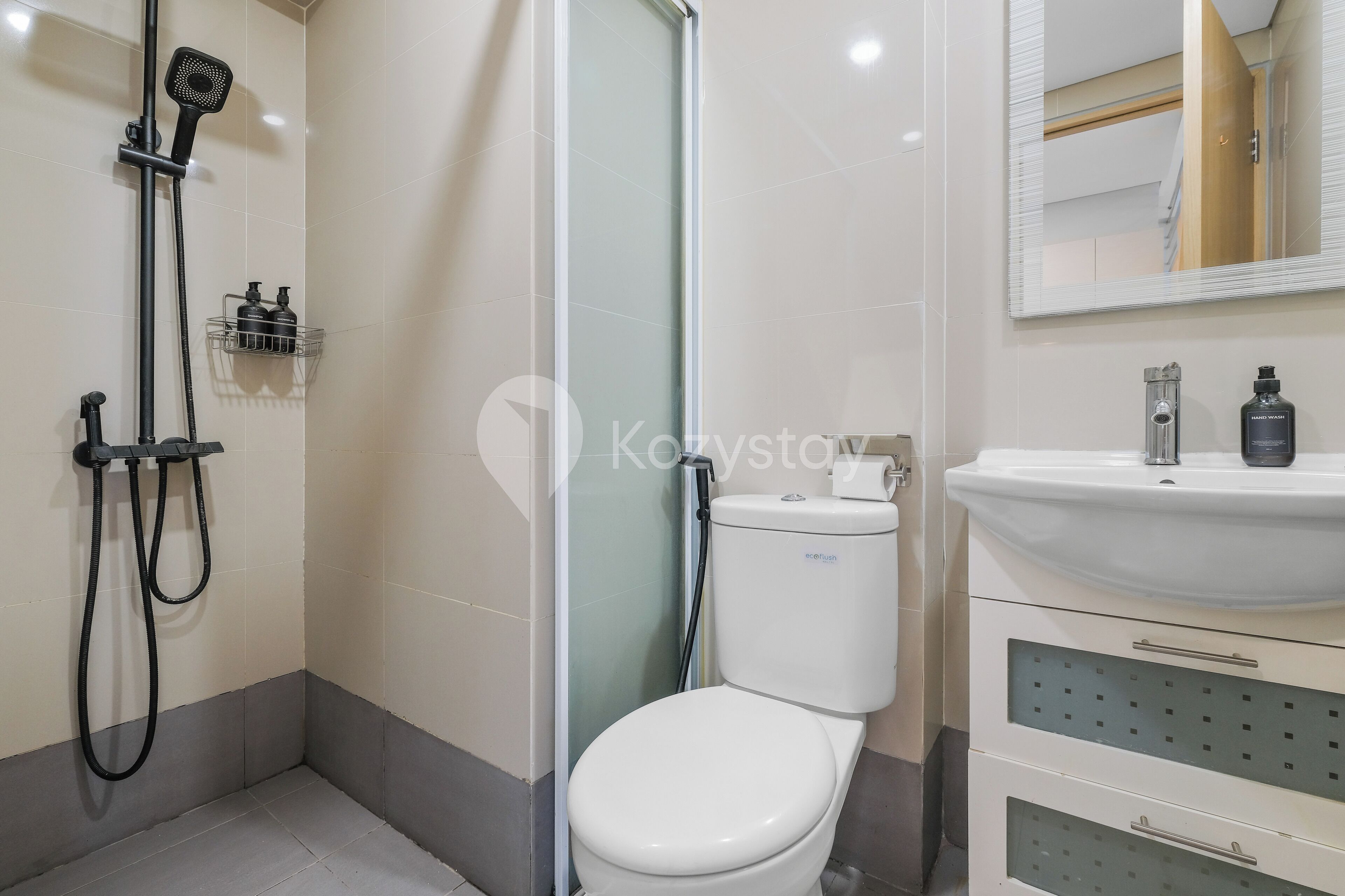 Un baño moderno con ducha, inodoro y lavabo.