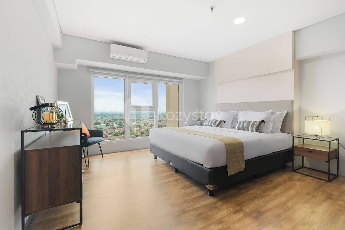 Appartamento, 3 camere da letto, vista città | 2 camere, una scrivania, postazione laptop, ferro/asse da stiro