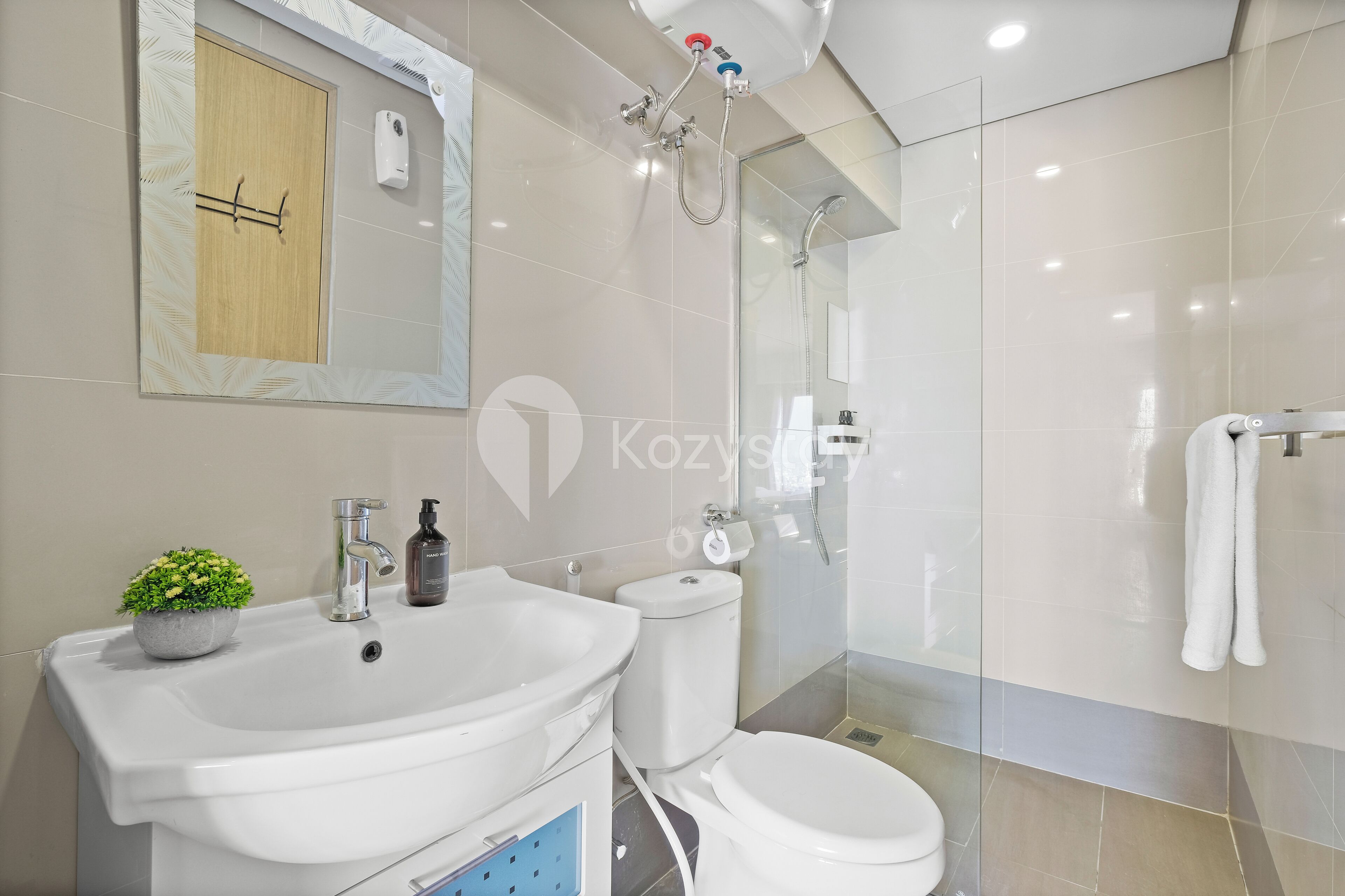 Ein modernes Badezimmer mit einem großen, weißen Waschbecken, einer Toilette und einer Dusche mit Glasabtrennung.