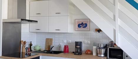 Kühlschrank, Mikrowelle, Ofen, Wasserkocher mit Kaffee-/Teezubehör