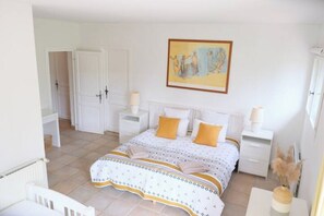 5 habitaciones, tabla de planchar con plancha, wifi y ropa de cama