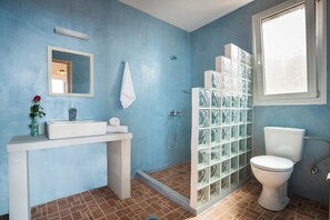 Toallas, jabón, papel de baño 
