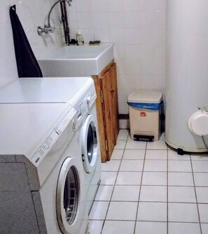 Dusch, hårtork, handdukar och tvål