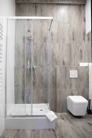 Bañera con ducha, artículos de tocador gratuitos, secador de pelo