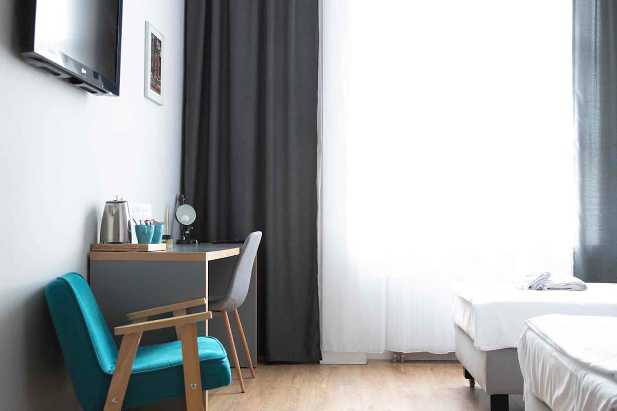 1 quarto, escrivaninha, espaço de trabalho para notebook