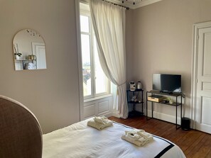 Comfort Double Room, Ensuite, Valley View - Château Maranne (Parthenay)