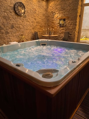 Indoor spa tub