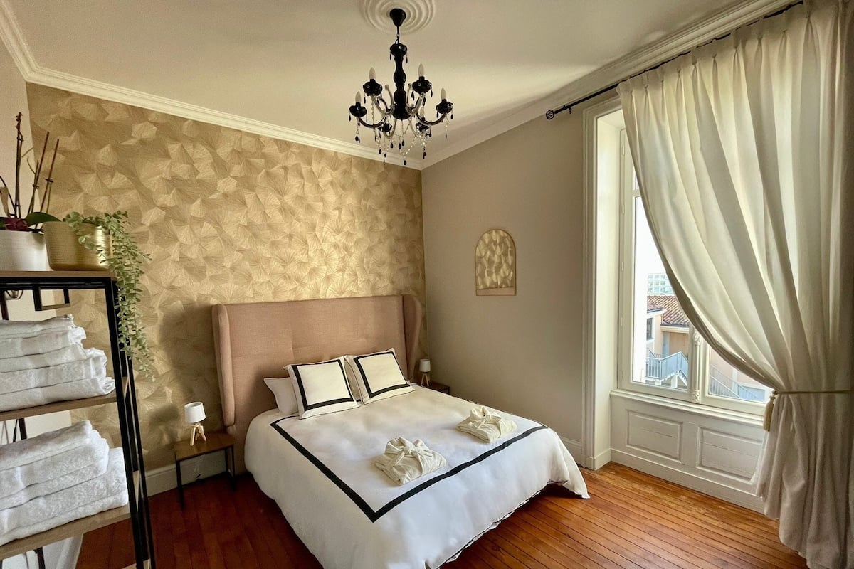 Cortinas blackout, tabla de planchar con plancha y wifi gratis