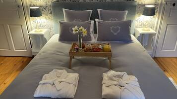 Romantic Double Room, Ensuite, Garden View | Blackout curtains, iron/ironing board, free WiFi