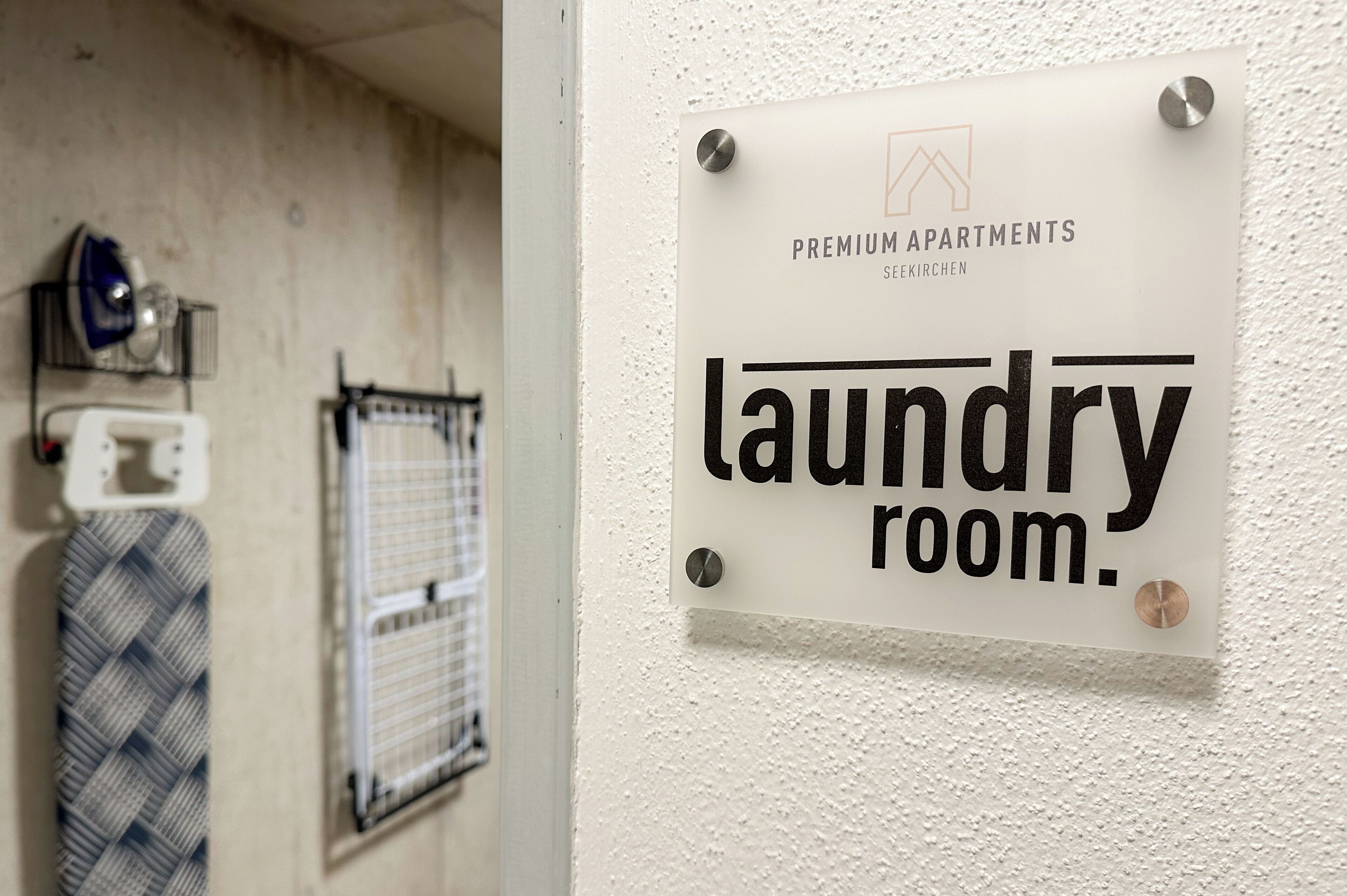 Un panneau indiquant l’emplacement de la buanderie dans un immeuble d’appartements de luxe.