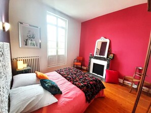 3 chambres, lit parapluie, draps fournis