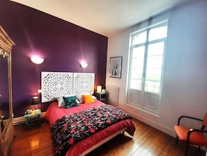 3 bedrooms, travel cot, bed sheets