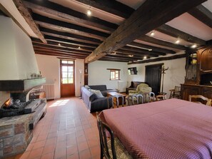 Télévision, cheminée