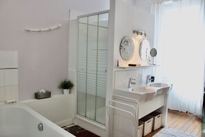 Dusche, Haartrockner, Handtücher