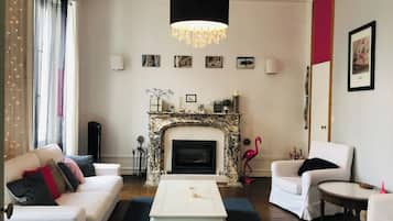 Fernseher, Kamin, Tischtennisplatte, Bücher