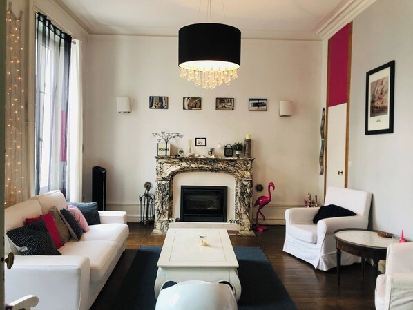 Fernseher, Kamin, Tischtennisplatte, Bücher