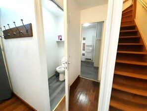 Douche, sèche-cheveux, serviettes fournies