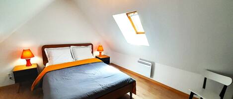 2 slaapkamers, een strijkplank/strijkijzer, beddengoed